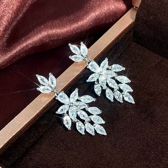 NEW 18k White Gold Diamond Drop Earrings Flower Earrings - Picture 2 of 8